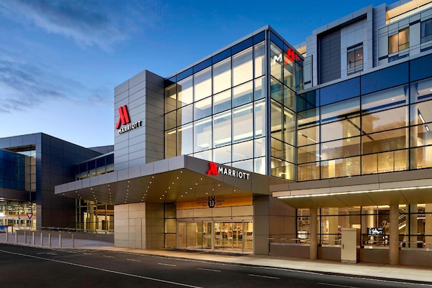Gallery - Delta Hotels by Marriott Calgary Airport In-Terminal