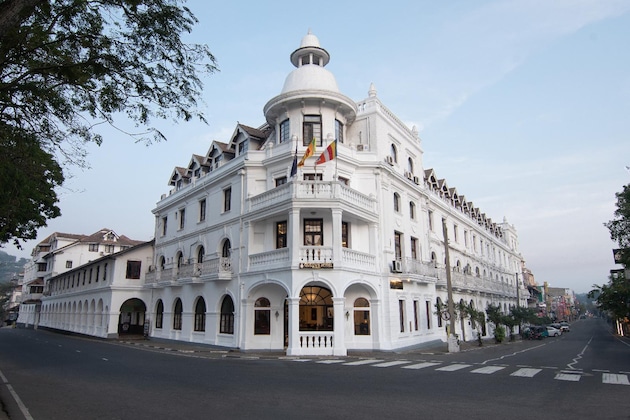 Gallery - Queen's Hotel