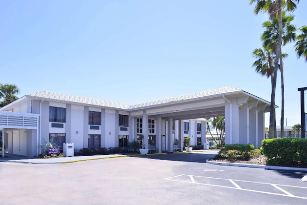 Gallery - Clarion Inn & Suites Across From Universal Orlando Resort
