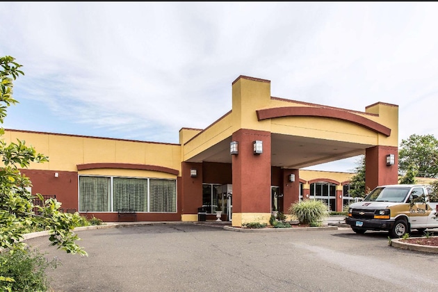 Gallery - Clarion Hotel & Suites Hamden - New Haven