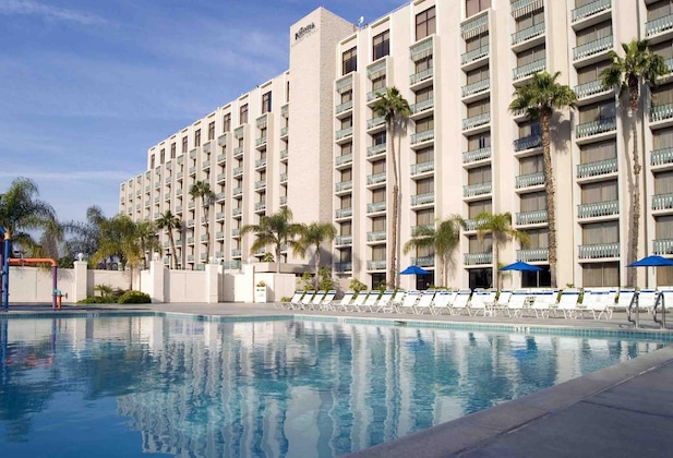 Gallery - Knott's Hotel