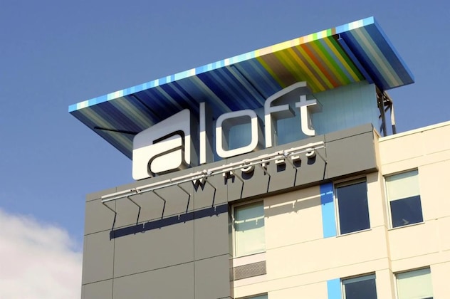 Gallery - Aloft Montreal Airport