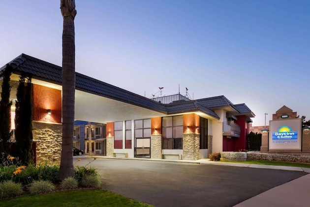Gallery - Days Inn & Suites by Wyndham Anaheim At Disneyland Park