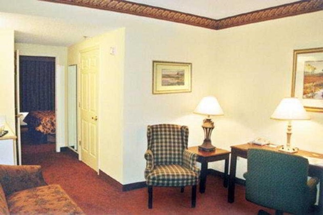 Gallery - Country Inn & Suite Sanibel Gateway