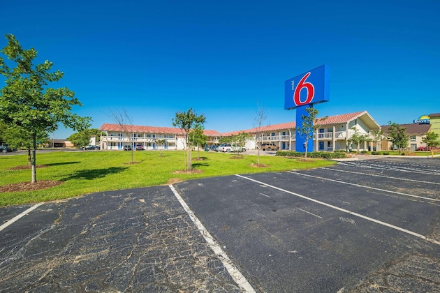 Gallery - Motel 6 Dallas - Farmers Branch
