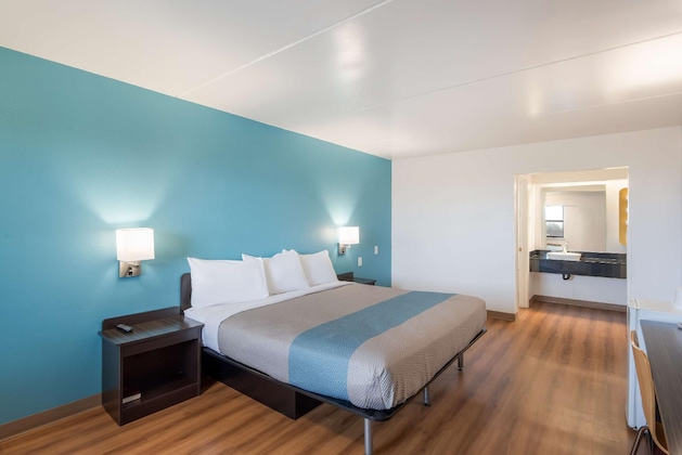 Gallery - Howard Johnson Colorado Springs