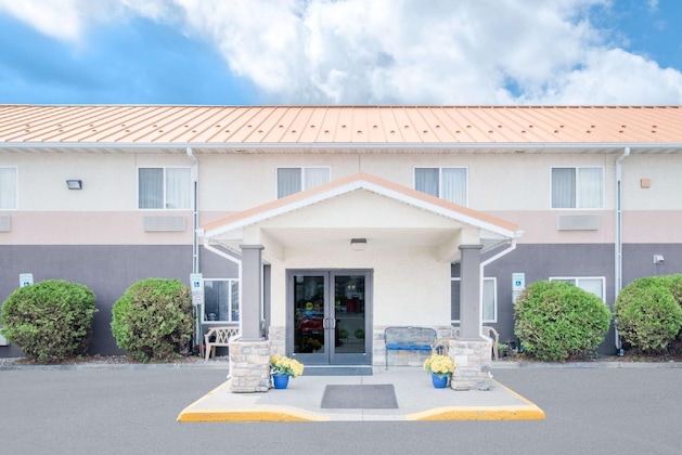 Gallery - Days Inn & Suites By Wyndham Fargo 19Th Ave Airport Dome