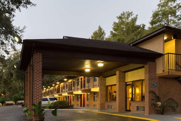 Gallery - Howard Johnson By Wyndham Tallahassee