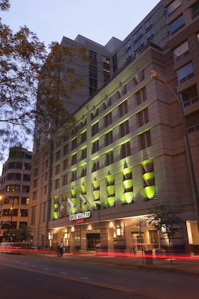 Gallery - Courtyard By Marriott Chicago Downtown River North