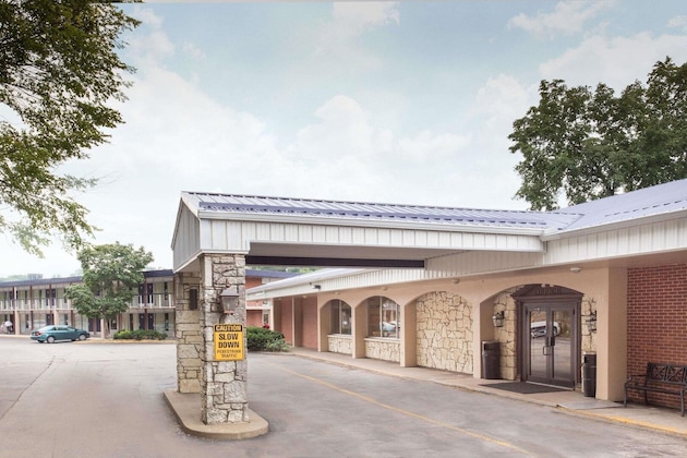 Gallery - Days Inn By Wyndham Dubuque