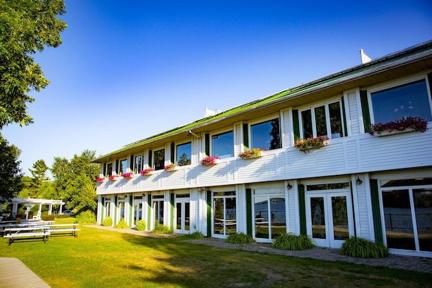 Gallery - Elmhirst's Resort - On A Lake