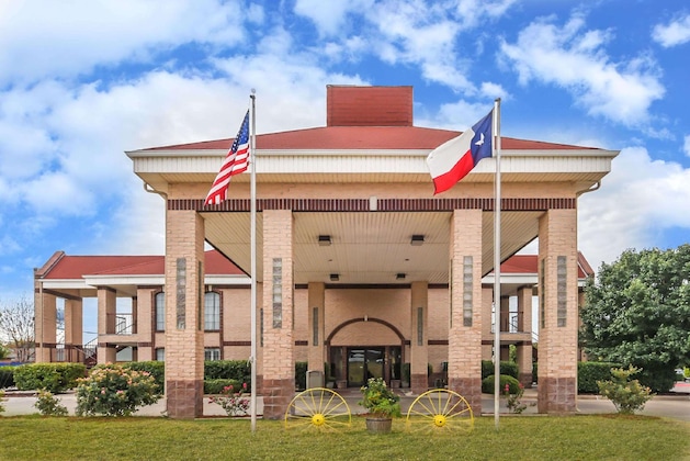 Gallery - Days Inn By Wyndham Granbury