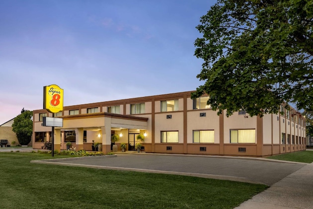 Gallery - Super 8 By Wyndham Sarnia On