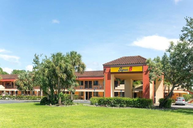 Gallery - Super 8 by Wyndham Naples