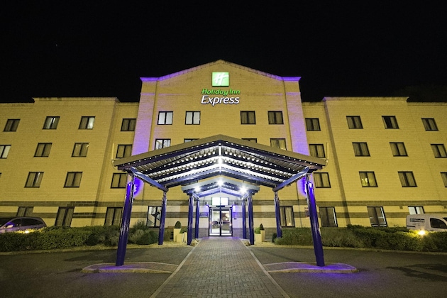 Gallery - Holiday Inn Express Poole By Ihg