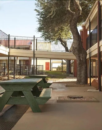 Gallery - Super 8 By Wyndham Kerrville Tx