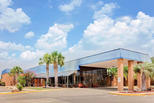 Gallery - Days Inn By Wyndham Bay City