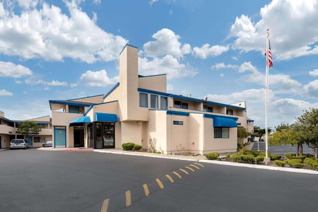 Gallery - Econo Lodge Bay Breeze