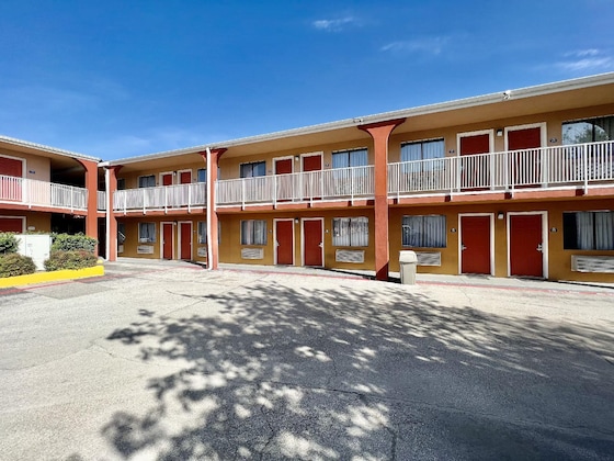 Gallery - Days Inn & Suites By Wyndham Arlington Near Six Flags