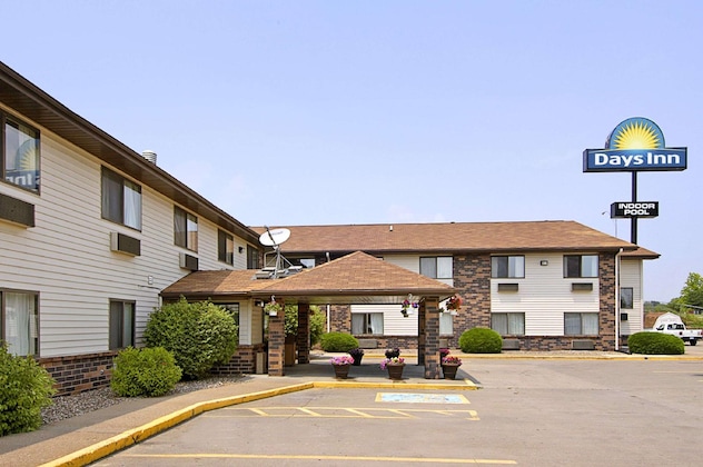 Gallery - Days Inn & Suites By Wyndham Davenport East