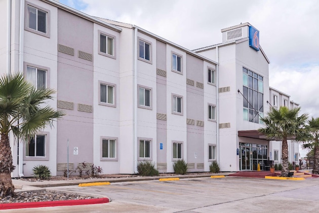 Gallery - Motel 6 Eagle Pass Lakeside