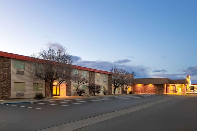 Gallery - Super 8 By Wyndham Fallon