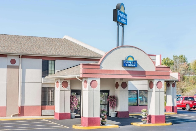 Gallery - Days Inn & Suites By Wyndham Youngstown   Girard Ohio
