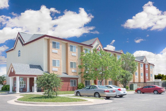 Gallery - Days Inn & Suites By Wyndham Hutchinson
