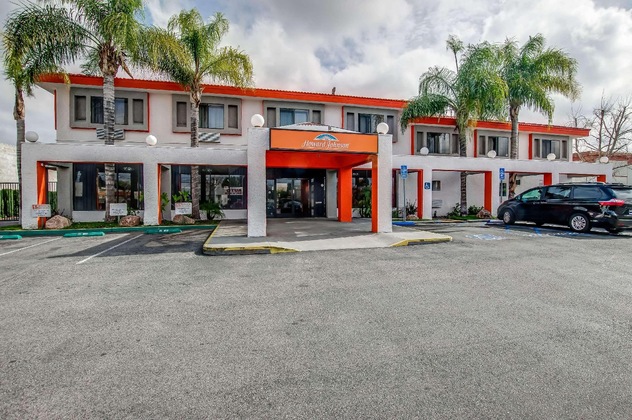Gallery - Howard Johnson Hotel & Suites By Wyndham Reseda