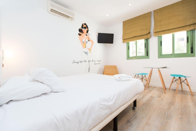 Gallery - Ainb Las Ramblas Colón Apartments