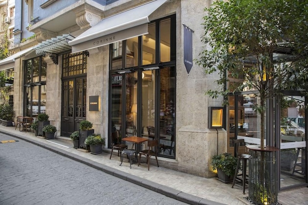 Gallery - Corinne Art & Boutique Hotel