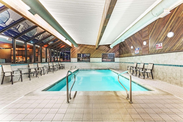 Gallery - Days Inn & Suites By Wyndham Logan
