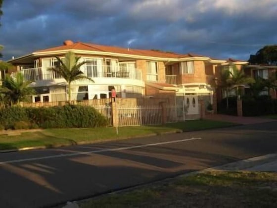 Gallery - Lake Haven Motor Inn & Palms Restaurant