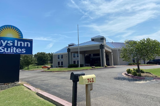 Gallery - Days Inn & Suites By Wyndham Tahlequah