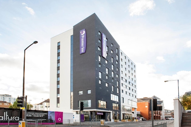 Gallery - Premier Inn Woking Town Centre