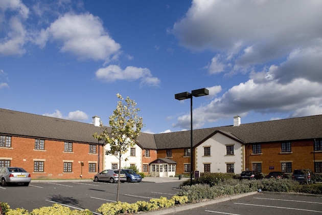 Gallery - Premier Inn Waltham Abbey