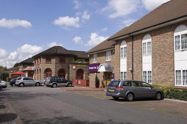 Gallery - Premier Inn London Greenford