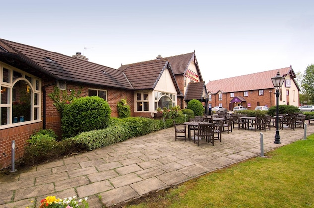Gallery - Premier Inn Crewe Central