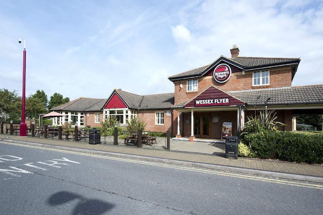 Gallery - Premier Inn Bristol South