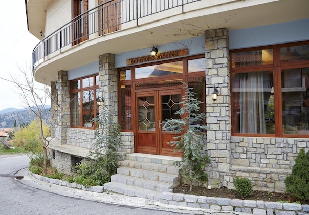 Gallery - To Balcony Tis Agorianis