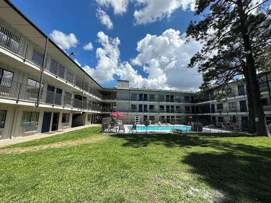 Gallery - Motel 6 Flagstaff, Az - West - Woodland Village