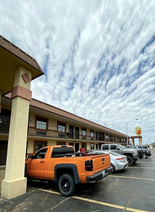 Gallery - Super 8 By Wyndham Shawnee