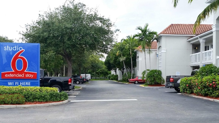 Gallery - Studio 6 West Palm Beach