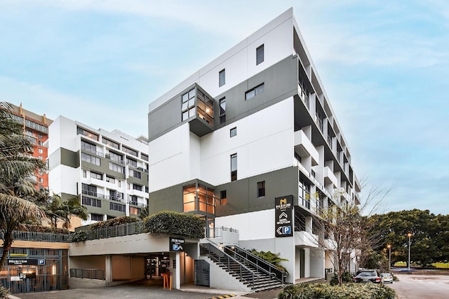 Gallery - Meriton Suites Waterloo