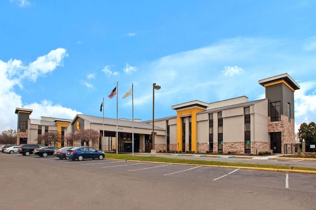 Gallery - La Quinta Inn & Suites Detroit Metro Airport