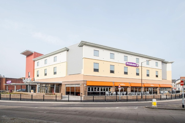 Gallery - Premier Inn Yeovil Town Centre