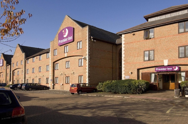 Gallery - Premier Inn Guildford North (A3)