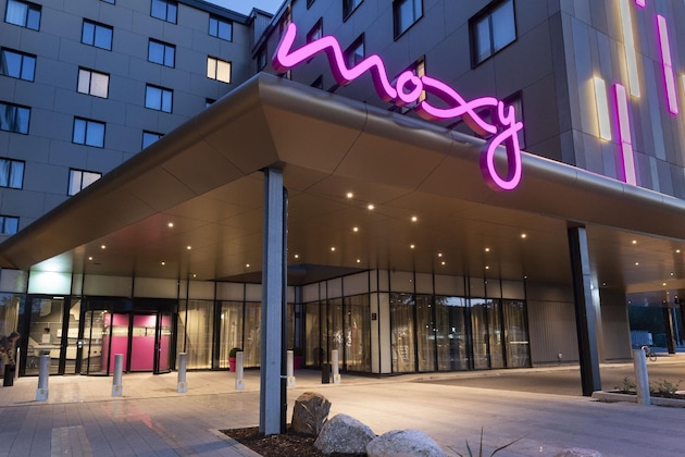 Gallery - Moxy London Heathrow Airport