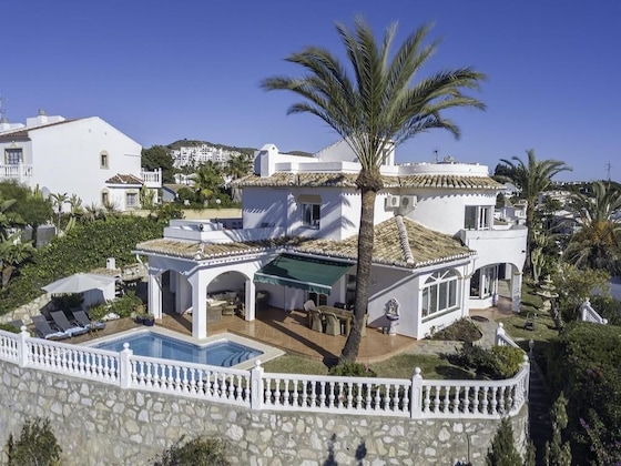 Gallery - Spacious Villa With Impressive Views
