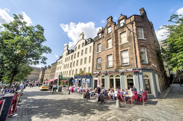 Gallery - Charming Grassmarket Apartment with Castle View
